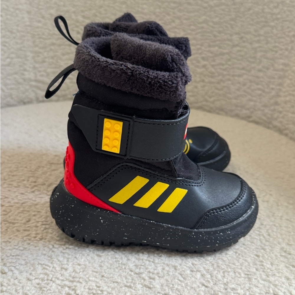 Adidas x LEGO - Winterplay Boots Black / Yellow / Red 6K Boys NEW - Picture 4 of 6